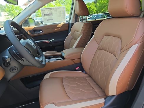 New 2026 Nissan Pathfinder Platinum AWD/4WD image 16