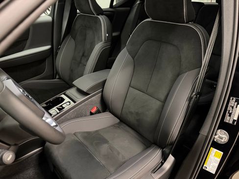 Certified 2025 Volvo XC40 B5 Plus image 18