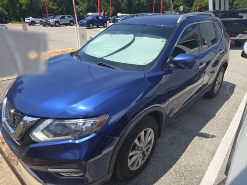 Used 2018 Nissan Rogue SV w/ Premium Package FWD image 2