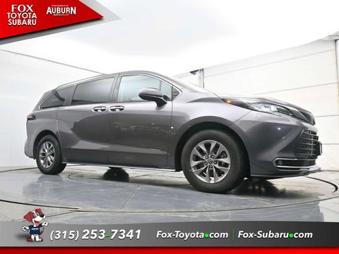 Used 2022 Toyota Sienna XLE w/ XLE Plus Package image 19