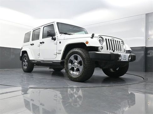 Used 2017 Jeep Wrangler Unlimited Sahara w/ Connectivity Group image 17