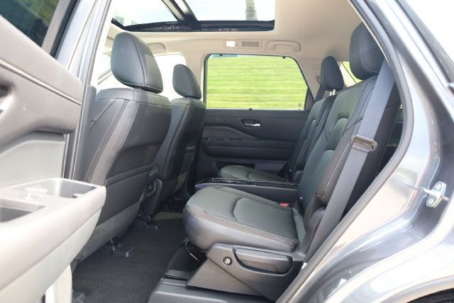 Used 2025 Nissan Pathfinder SL w/ SL Premium Package AWD/4WD image 24