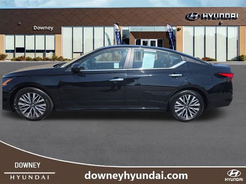 Used 2025 Nissan Altima 2.5 SV FWD image 2