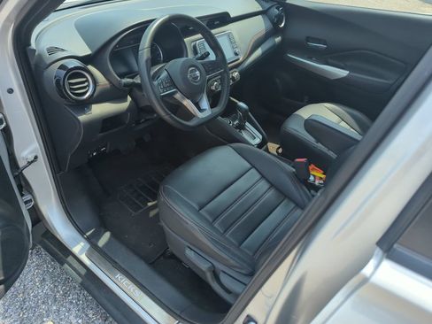 Used 2019 Nissan Kicks SR w/ SR Premium Package FWD image 11