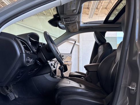 Used 2019 Jeep Cherokee Trailhawk AWD/4WD image 13