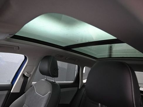 Used 2023 Volkswagen Taos SE w/ Panoramic Sunroof Package FWD image 27