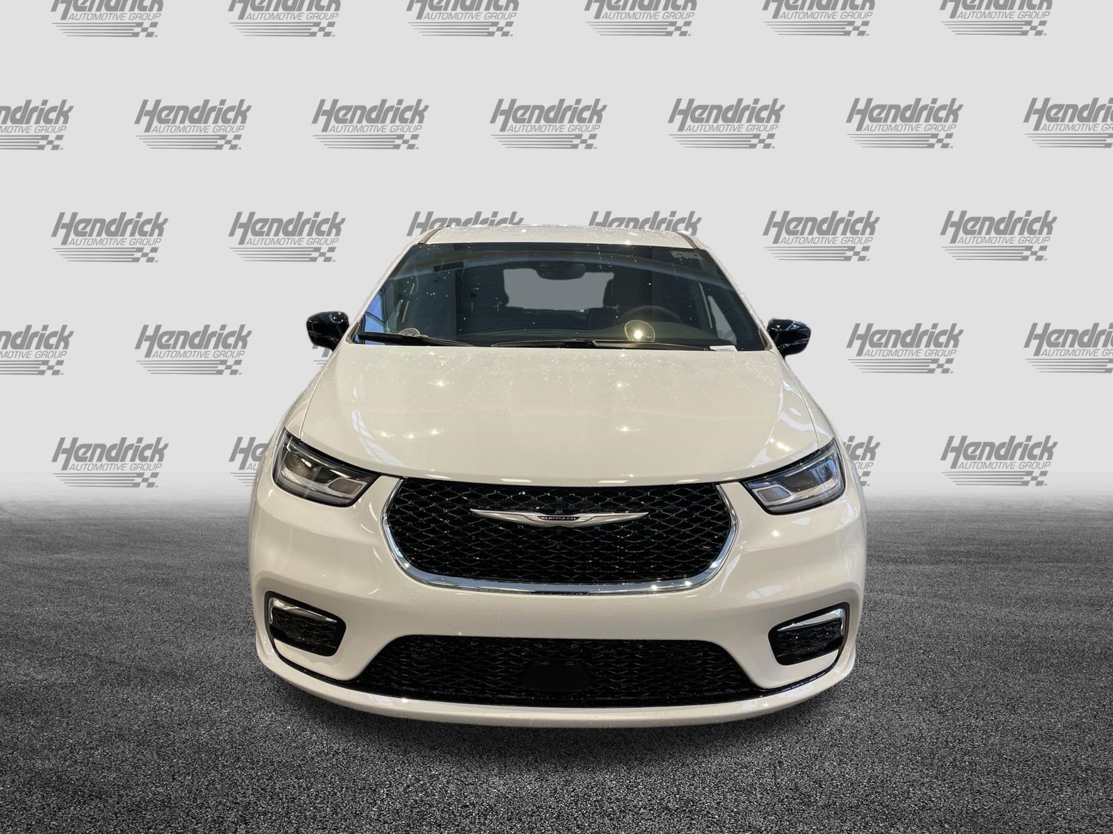 Used 2026 Chrysler Pacifica Select FWD image 3