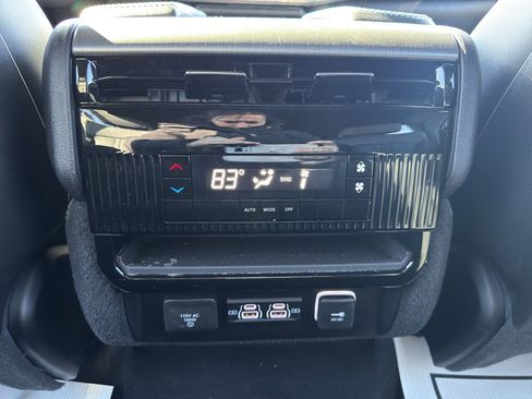 Used 2025 Jeep Wagoneer 4WD image 13