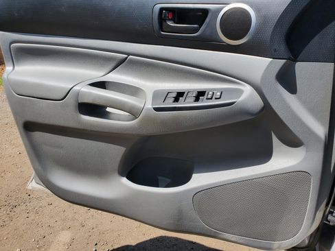 Used 2015 Toyota Tacoma PreRunner w/ SR5 Package image 13