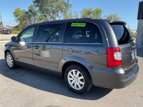 Used 2015 Chrysler Town & Country LX FWD image 4