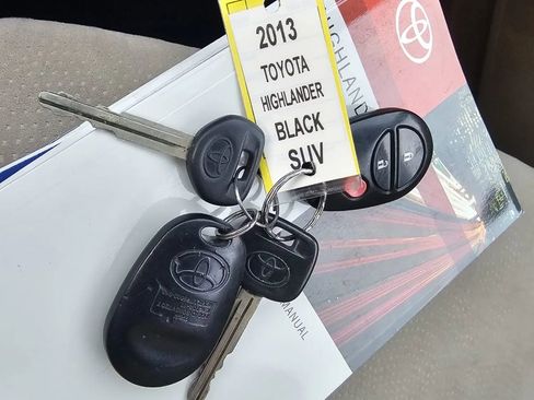 Used 2013 Toyota Highlander SE w/ Cold Weather Pkg image 24