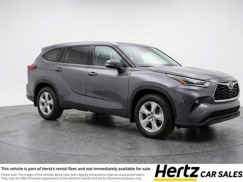 Used 2025 Toyota Highlander LE FWD image 1