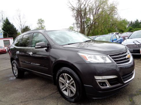 Used 2017 Chevrolet Traverse LT image 3