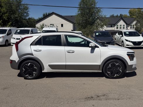 Used 2023 Kia Niro Wave w/ Wave Preserve Package FWD image 7