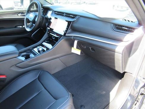 New 2026 Jeep Grand Cherokee Limited w/ Luxury Tech Group II RWD image 11