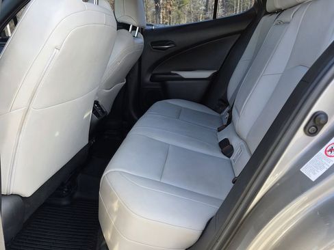 Used 2019 Lexus UX 200 image 17