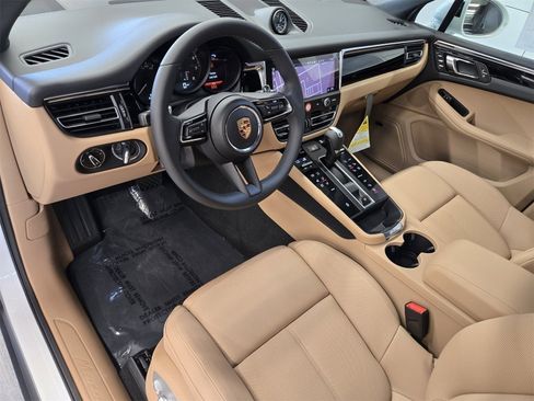 Used 2025 Porsche Macan image 4