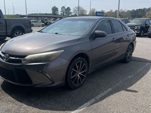 Used 2015 Toyota Camry XSE image 2