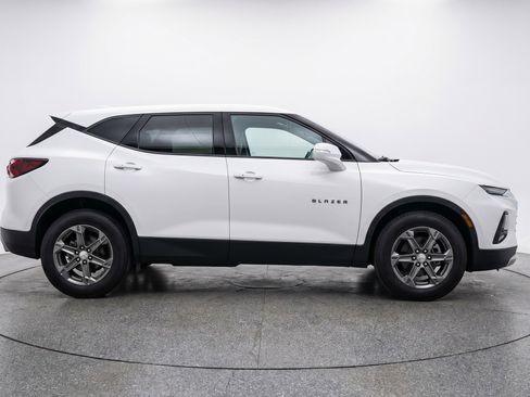 Used 2025 Chevrolet Blazer LT FWD image 11