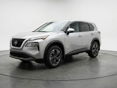 Used 2025 Nissan Rogue SV FWD image 2