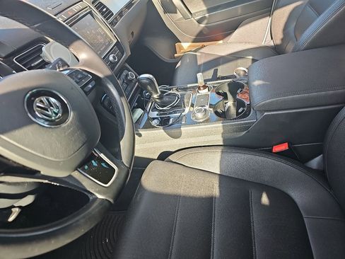 Used 2016 Volkswagen Touareg VR6 image 4