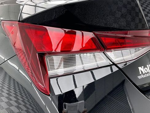 Used 2025 Hyundai Elantra SE image 30