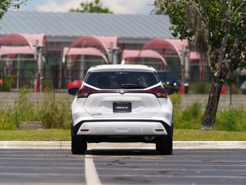 Used 2021 Nissan Kicks S FWD image 40