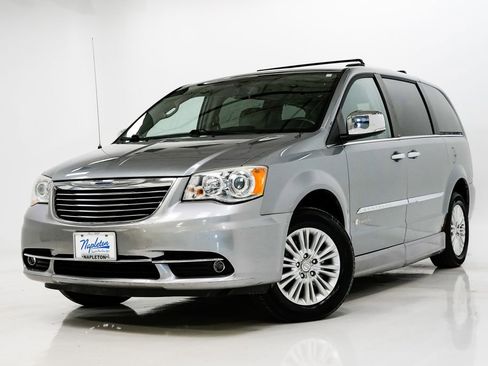 Used 2013 Chrysler Town & Country Limited image 1