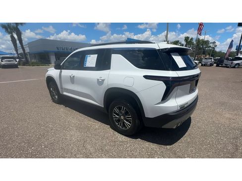 Used 2025 Chevrolet Traverse LT FWD image 4