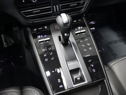 New 2026 Porsche Macan Turbo image 31