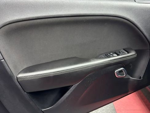Used 2018 Dodge Challenger SXT RWD image 9