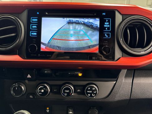 Used 2017 Toyota Tacoma TRD Sport image 10