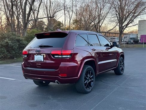 Used 2018 Jeep Grand Cherokee Altitude image 3