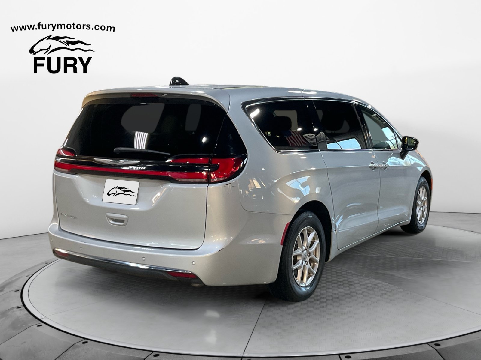 Used 2024 Chrysler Pacifica Touring-L FWD image 4