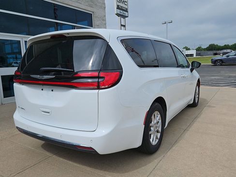 Used 2024 Chrysler Pacifica Touring-L FWD image 4