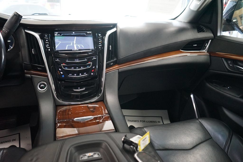 Used 2018 Cadillac Escalade Luxury AWD/4WD image 15