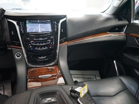 Used 2018 Cadillac Escalade Luxury AWD/4WD image 15