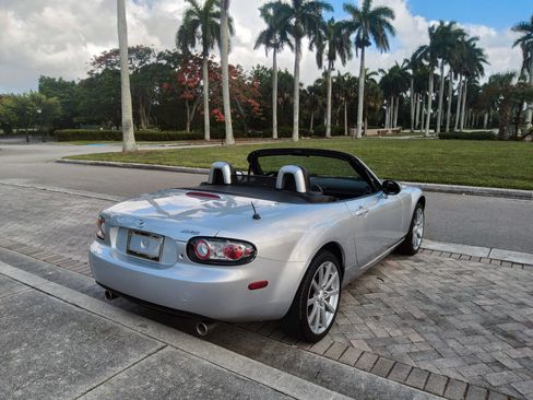 Used 2006 MAZDA MX-5 Miata Grand Touring RWD image 16