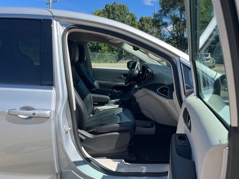 Used 2023 Chrysler Pacifica Touring-L FWD image 39