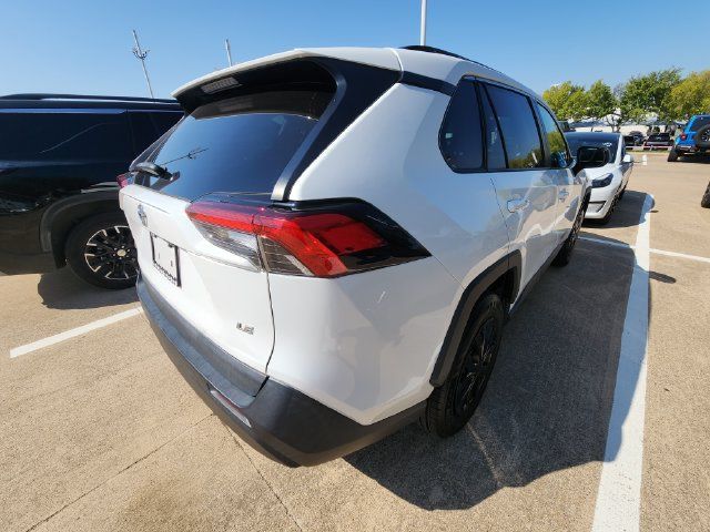 Used 2021 Toyota RAV4 LE FWD image 4