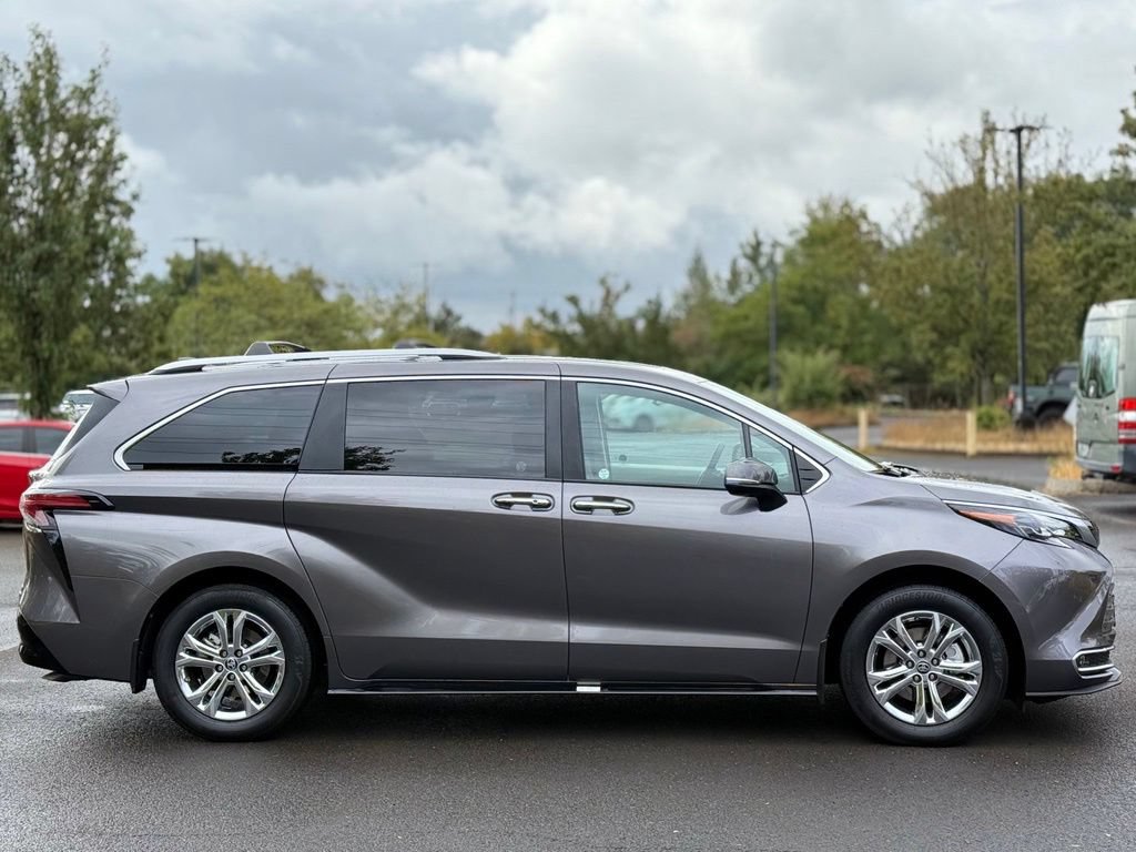 Used 2024 Toyota Sienna Platinum AWD/4WD image 6