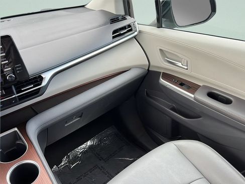 Used 2024 Toyota Sienna XLE FWD image 13