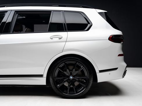 Used 2024 BMW X7 M60i AWD/4WD image 21