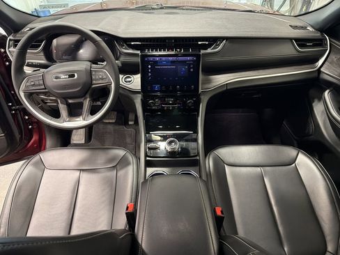 Used 2025 Jeep Grand Cherokee Limited image 4