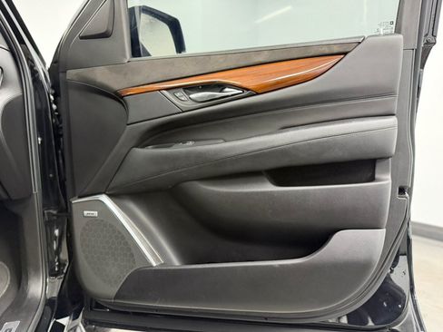 Used 2017 Cadillac Escalade Luxury AWD/4WD image 31