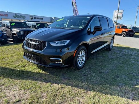 Certified 2024 Chrysler Pacifica Touring-L FWD image 3