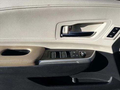 Used 2021 Toyota Sienna Limited image 10