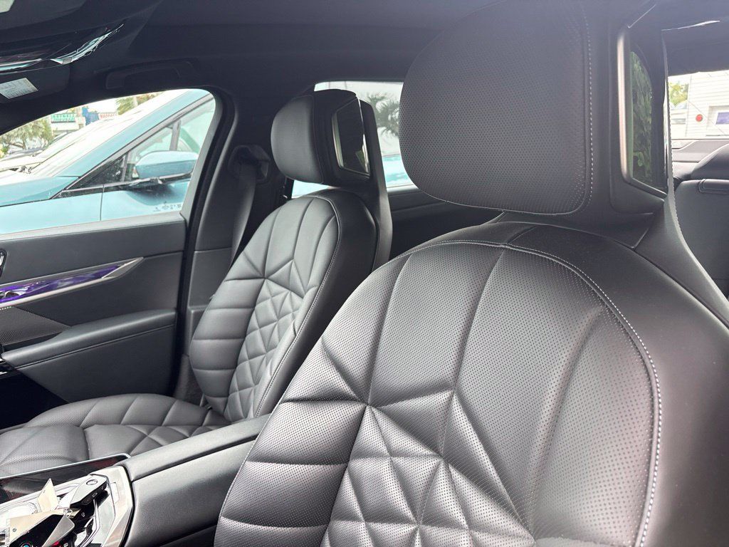 Used 2024 BMW 740i w/ Premium Package RWD image 4