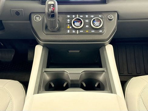 Used 2025 Land Rover Defender 110 X-Dynamic SE image 12