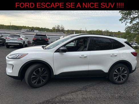 Used 2022 Ford Escape SE w/ SE Sport Appearance Package AWD/4WD image 2